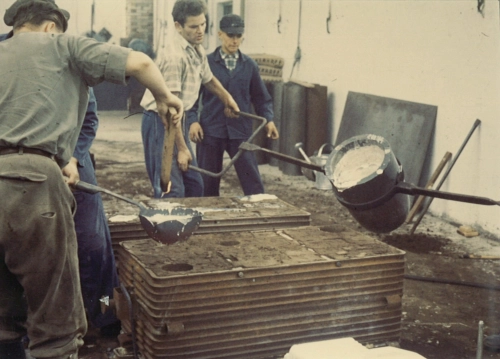 1962 Gießen von Aluteilen im Sandguss